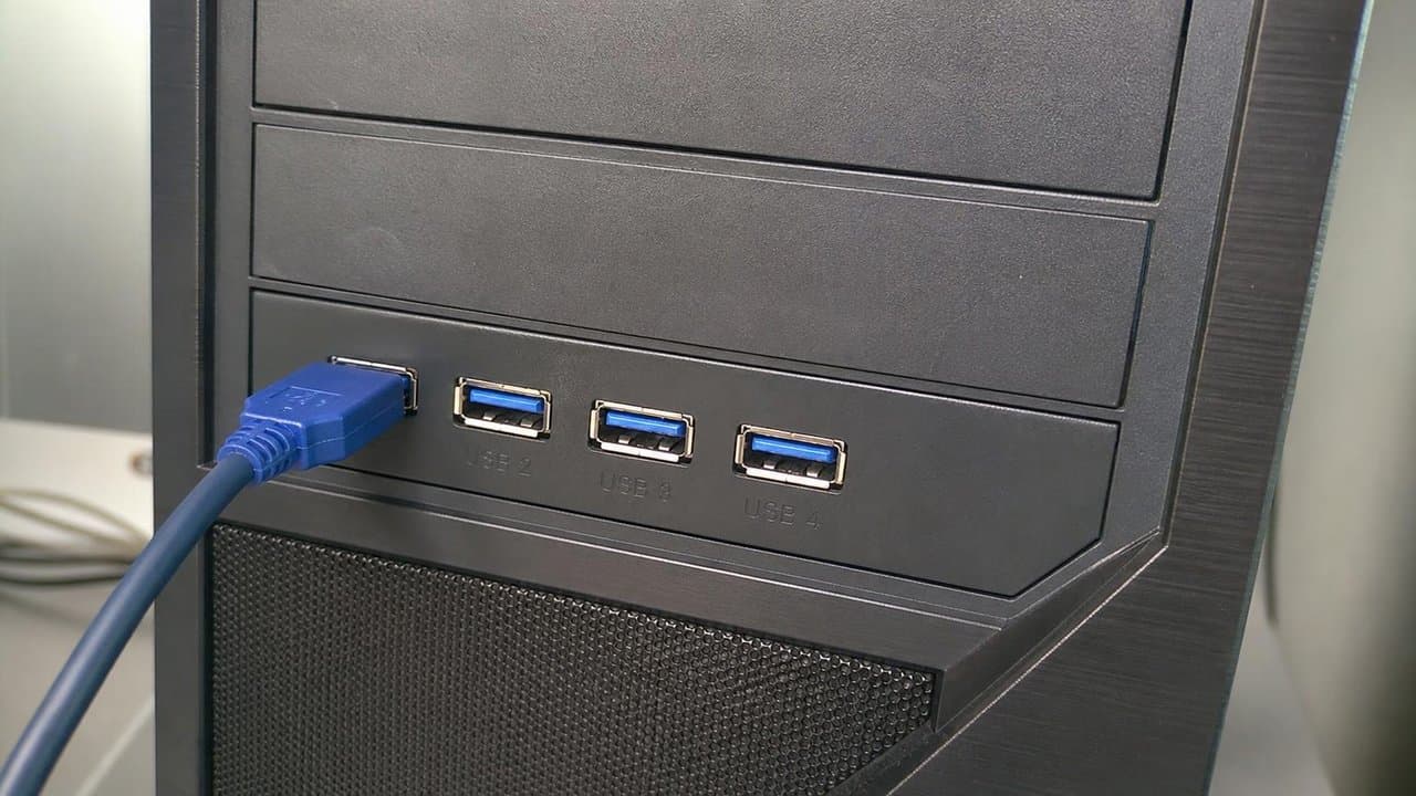 MTS-DESK325USB31 en escritorio — panel USB 3.5" con cuatro USB-A ocupados