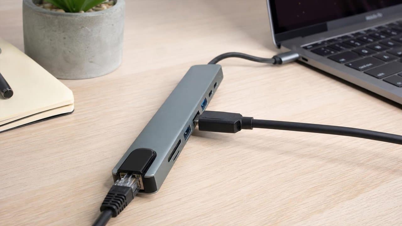 MTS-DOCK81 en escritorio — hub USB-C con red, HDMI y carga