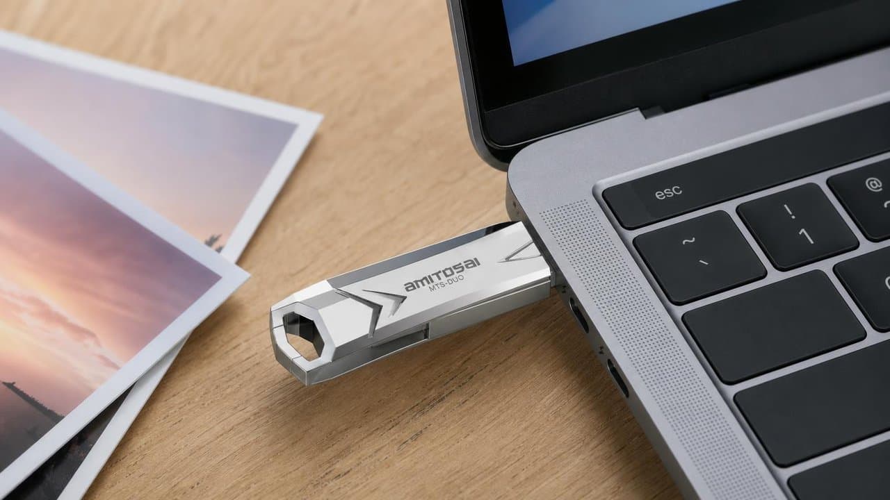 MTS-DUO64GB en escritorio — dual USB-A + C para PC y notebook