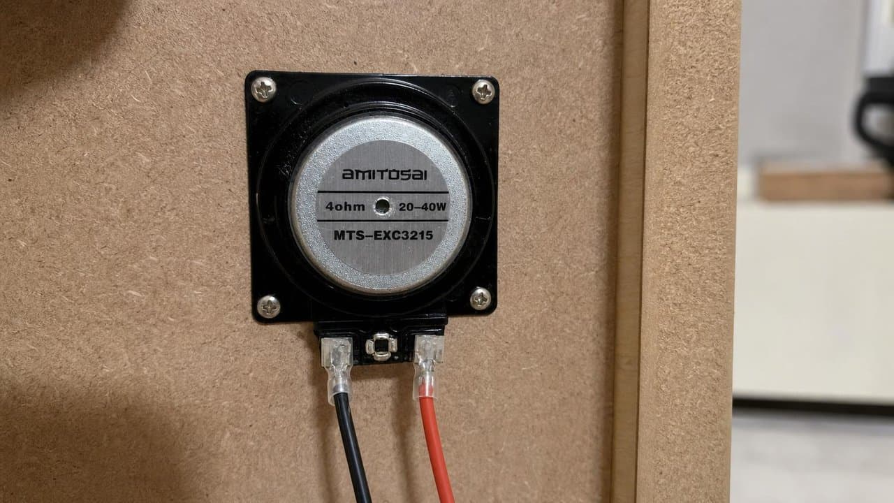MTS-EXC3215 montado en panel de madera — sonido oculto AMITOSAI