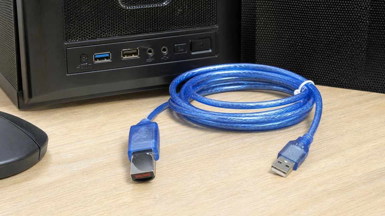 MTS-EXTUSB150 en escritorio — alargue USB 2.0 azul notebook y disco