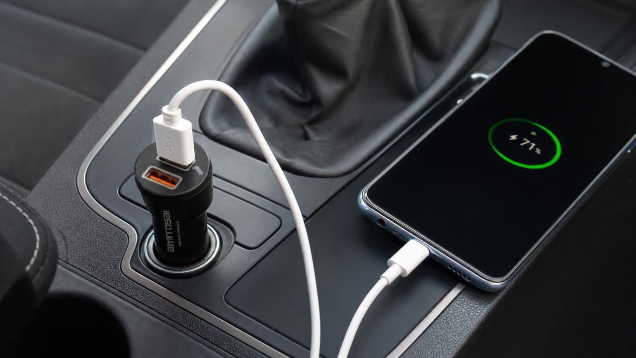 MTS-FASTCHARGER en consola del auto — celular cargando