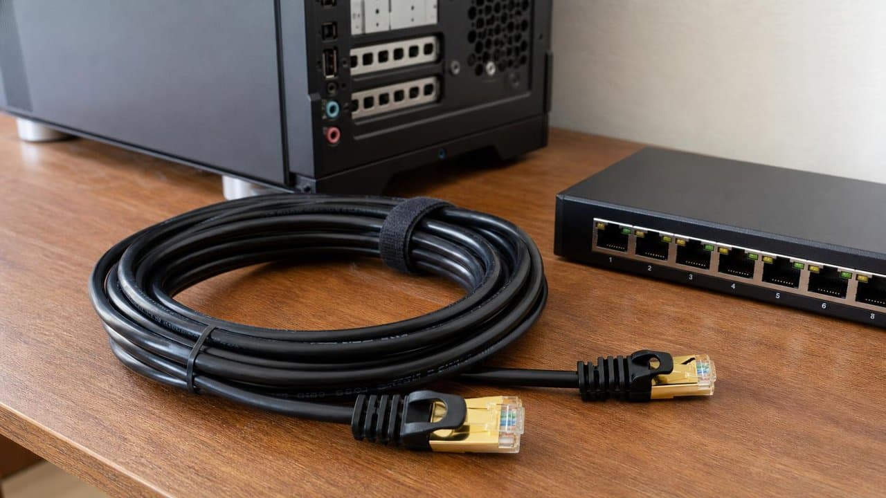MTS-PATCH71000 — Cat 7 10 m en escritorio con PC y switch AMITOSAI