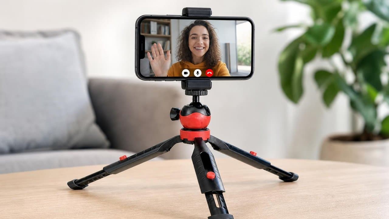 MTS-PIXPODPRO en mesa — cámara con patas telescópicas