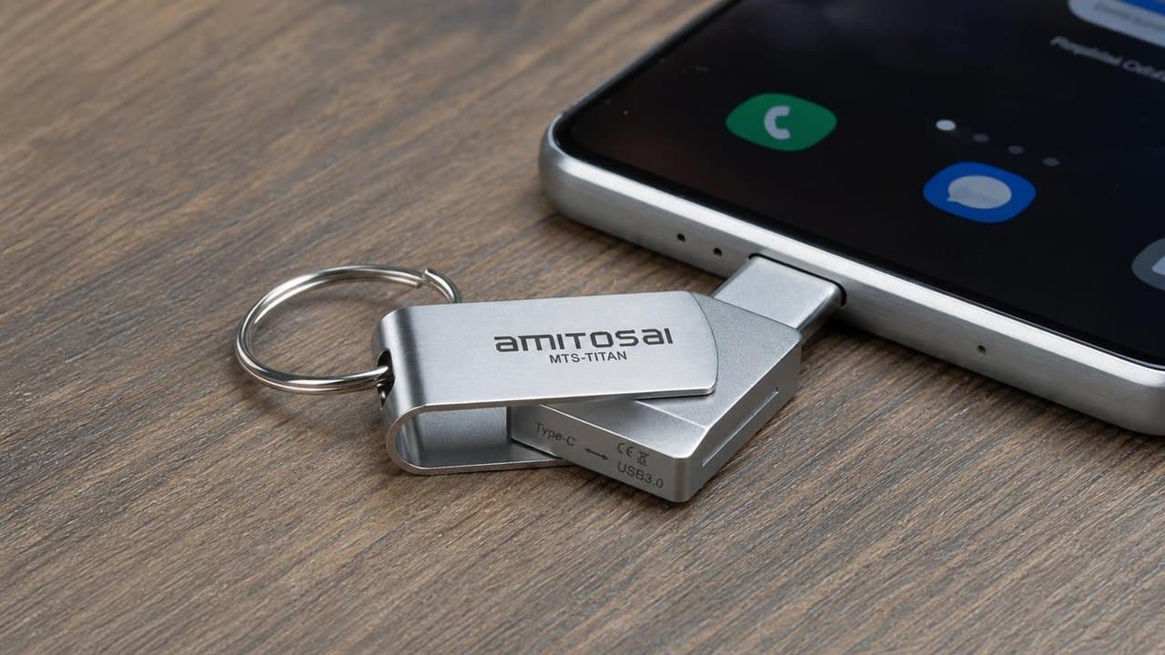 MTS-TITAN128GB en escritorio — mini dual USB-A + C para PC y notebook