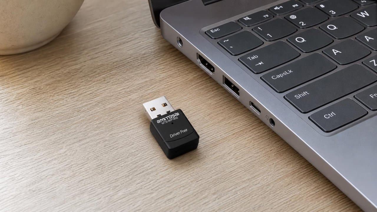 MTS-WIFI300 en uso — adaptador WiFi USB AMITOSAI