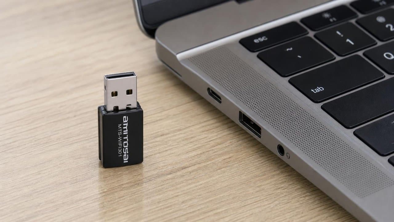 MTS-WIFI301 en uso — adaptador WiFi USB AMITOSAI