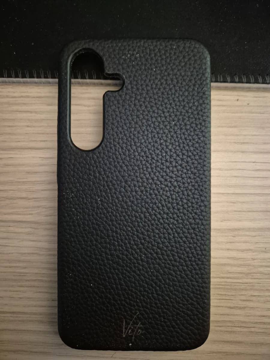 Foto de un cliente del Funda Samsung S24 cuero natural VITO VITOS24C