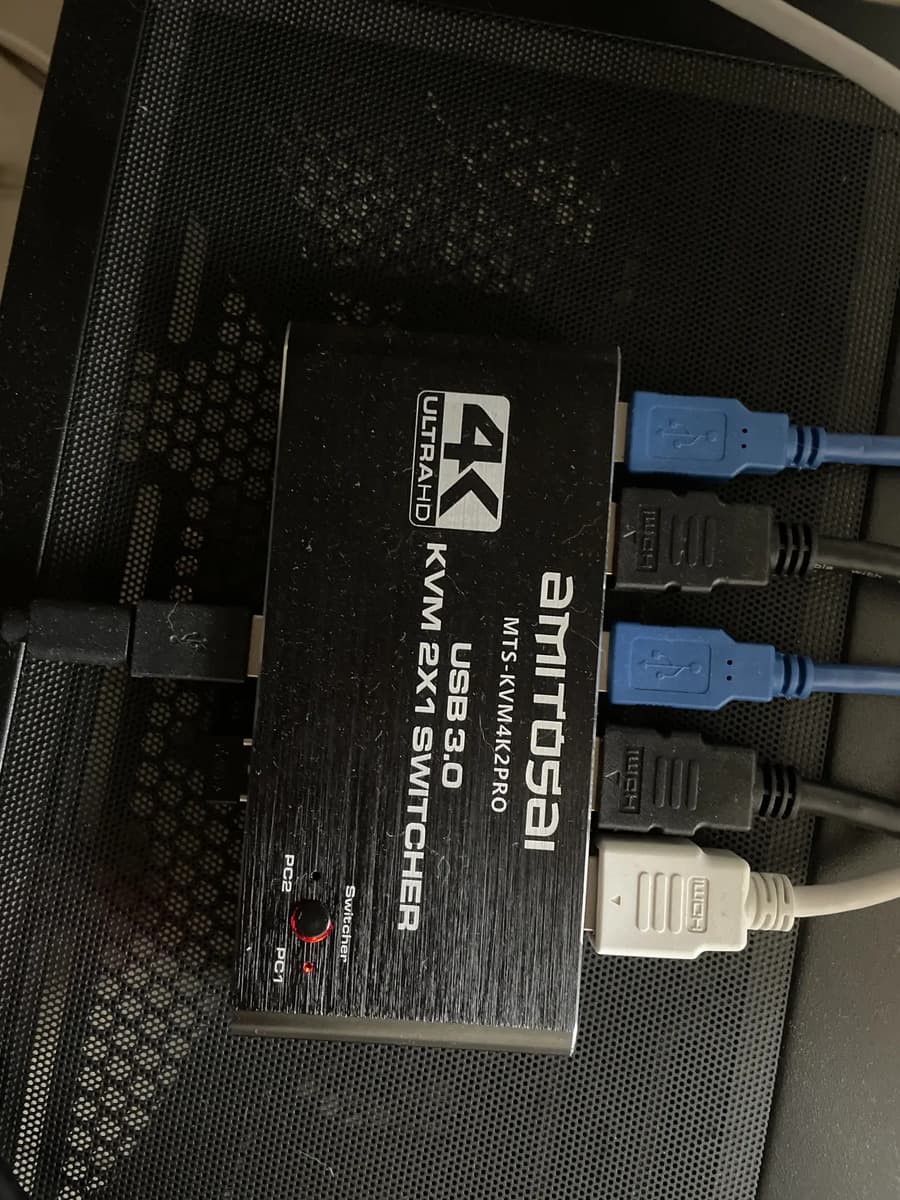 Foto de un cliente del Switch KVM HDMI 4K 2PC USB 3.0 AMITOSAI MTS-KVM4K2PRO