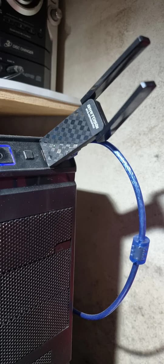 Foto de un cliente del Placa de red WiFi 6 USB 1800 Mbps dual band con antenas AMITOSAI MTS-WIFI1800PRO