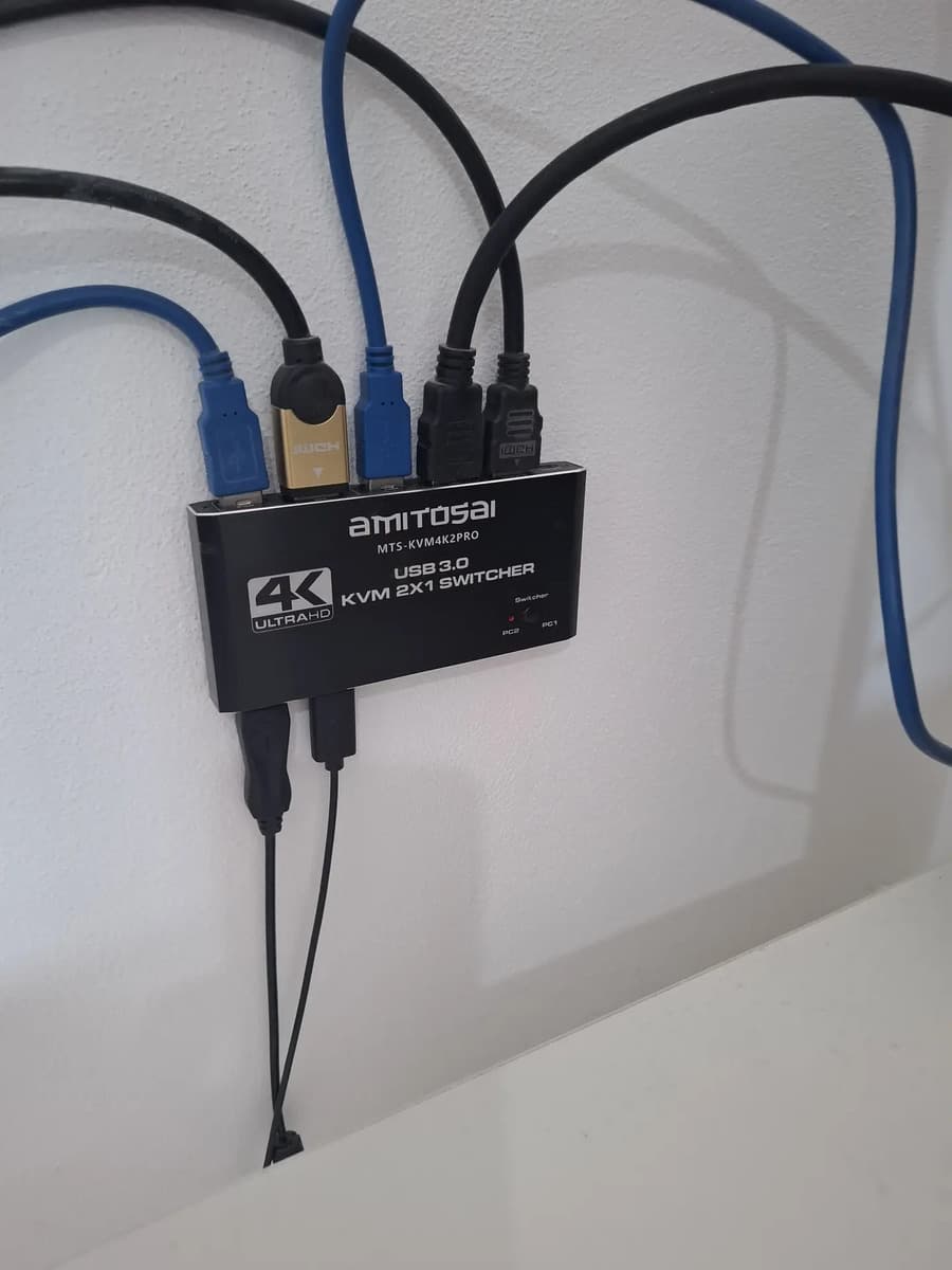 Foto de un cliente del Switch KVM HDMI 4K 2PC USB 3.0 AMITOSAI MTS-KVM4K2PRO