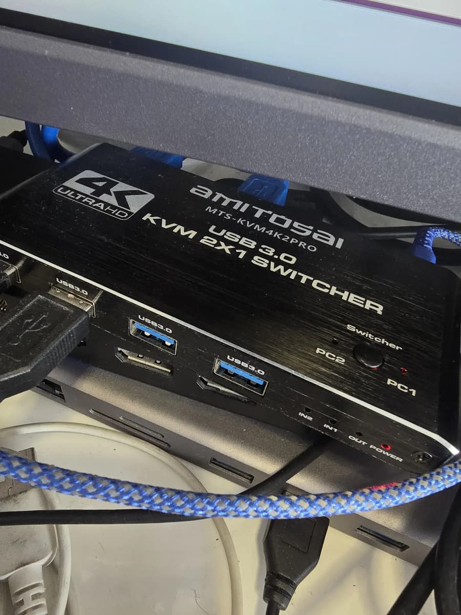 Foto de un cliente del Switch KVM HDMI 4K 2PC USB 3.0 AMITOSAI MTS-KVM4K2PRO