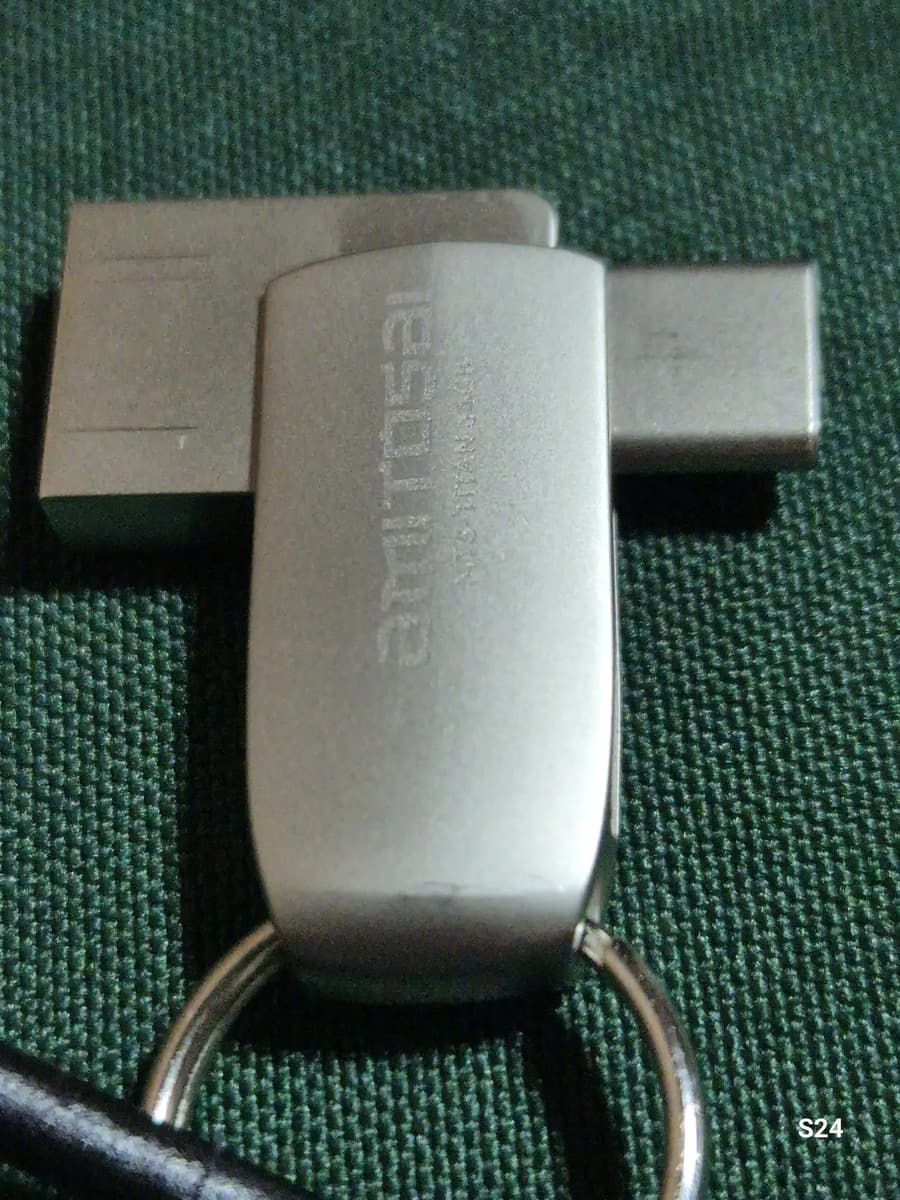 Foto de un cliente del Mini pendrive 64GB USB 3.0 + USB-C aluminio AMITOSAI MTS-TITAN64GB