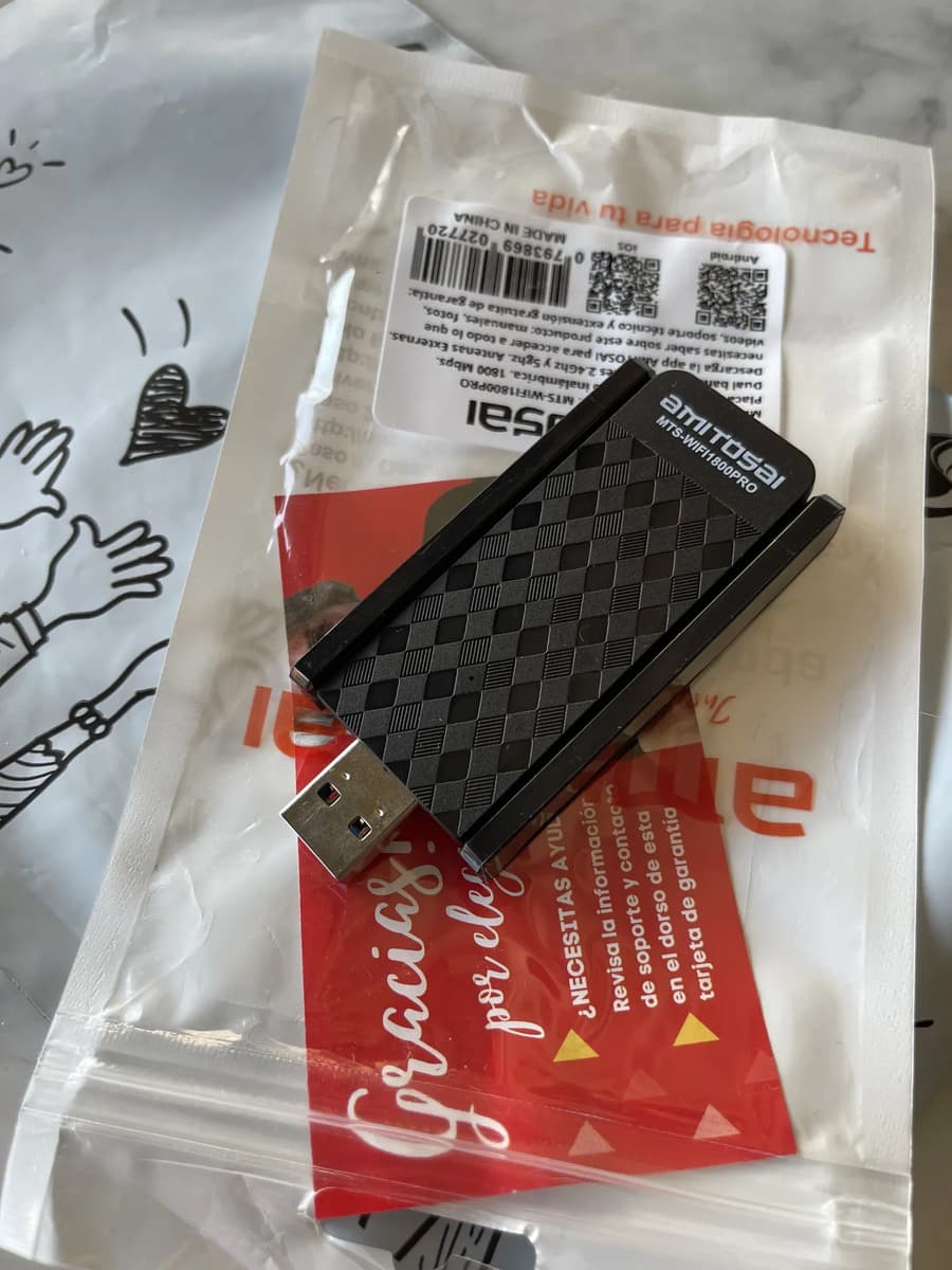 Foto de un cliente del Placa de red WiFi 6 USB 1800 Mbps dual band con antenas AMITOSAI MTS-WIFI1800PRO