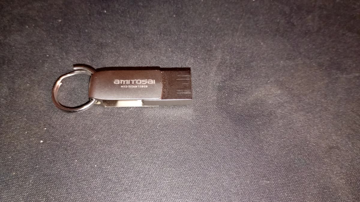 Foto de un cliente del Mini pendrive 128GB USB 3.0 + USB-C aluminio AMITOSAI MTS-TITAN128GB