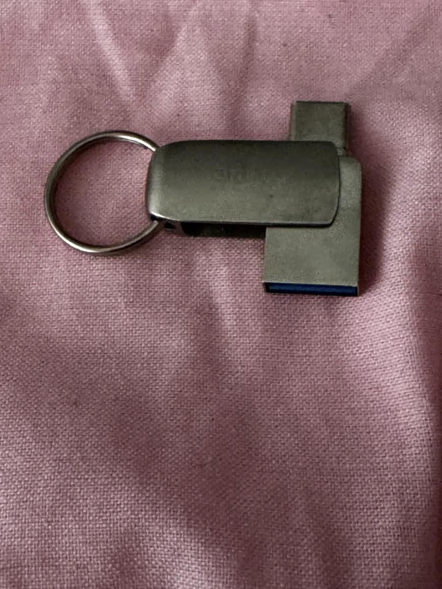 Foto de un cliente del Mini pendrive 64GB USB 3.0 + USB-C aluminio AMITOSAI MTS-TITAN64GB