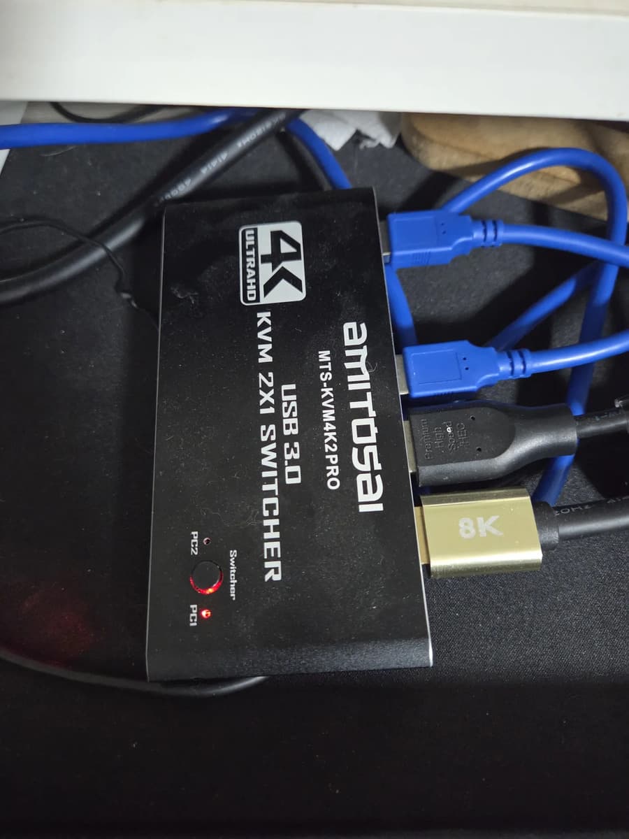 Foto de un cliente del Switch KVM HDMI 4K 2PC USB 3.0 AMITOSAI MTS-KVM4K2PRO