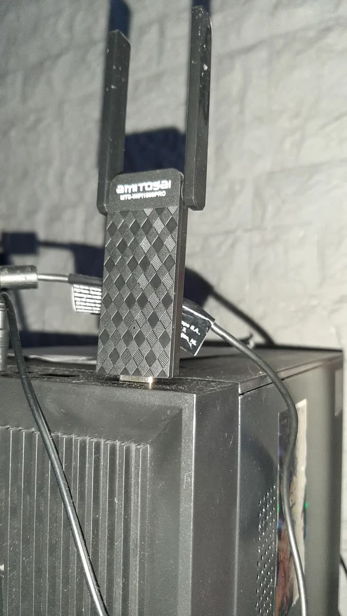 Foto de un cliente del Placa de red WiFi 6 USB 1800 Mbps dual band con antenas AMITOSAI MTS-WIFI1800PRO