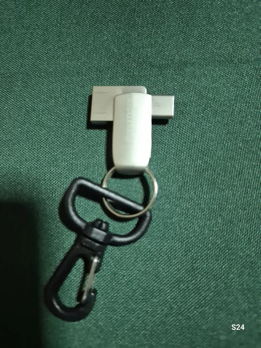 Foto de un cliente del Mini pendrive 64GB USB 3.0 + USB-C aluminio AMITOSAI MTS-TITAN64GB