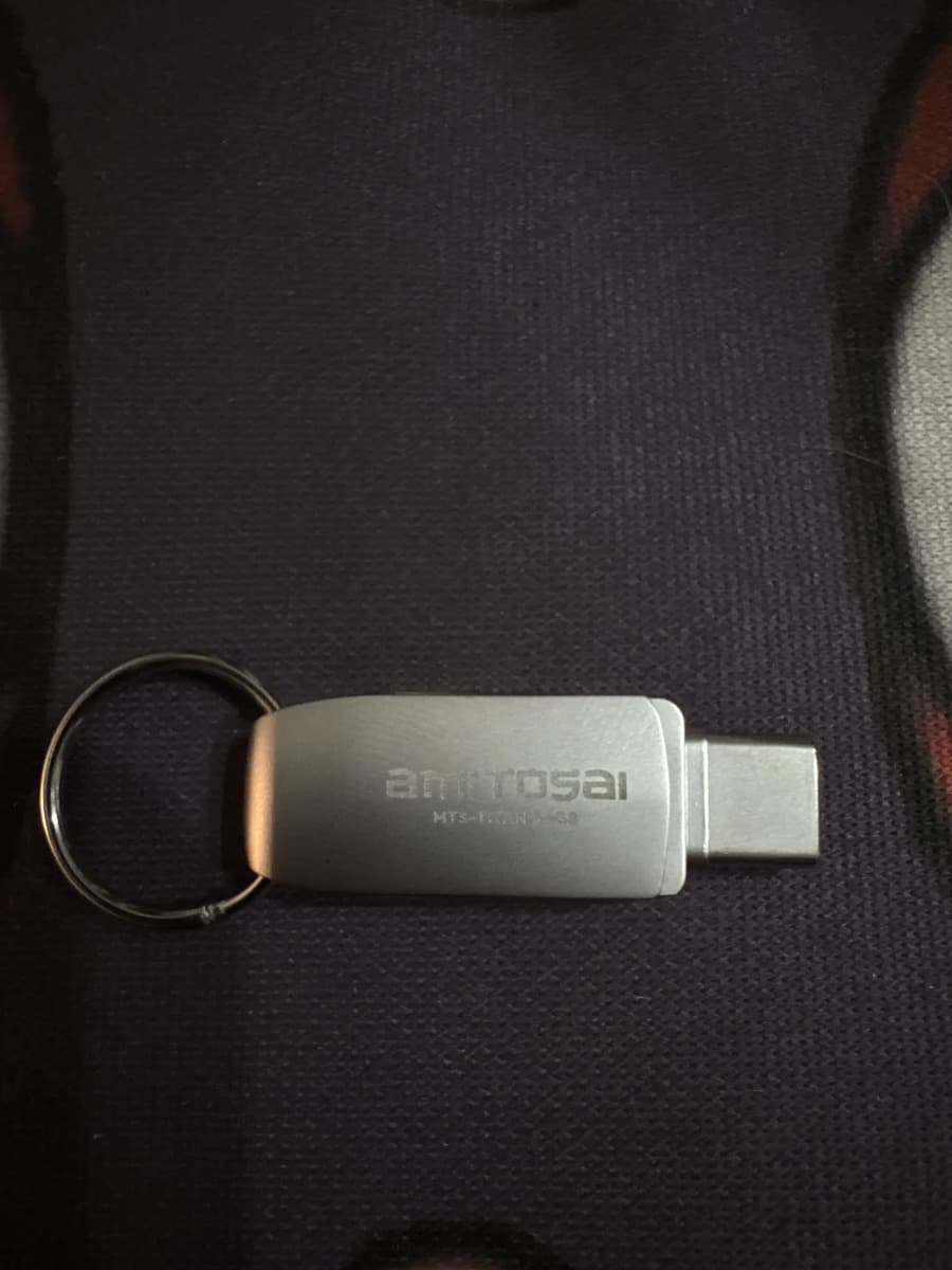 Foto de un cliente del Mini pendrive 64GB USB 3.0 + USB-C aluminio AMITOSAI MTS-TITAN64GB