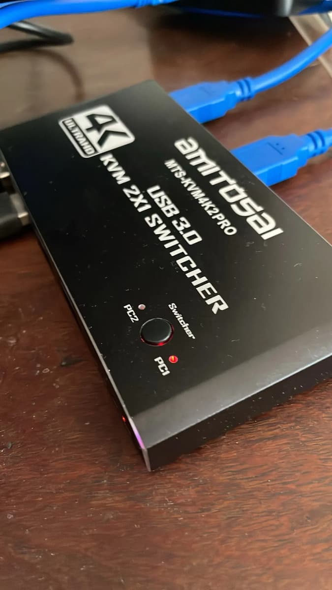 Foto de un cliente del Switch KVM HDMI 4K 2PC USB 3.0 AMITOSAI MTS-KVM4K2PRO