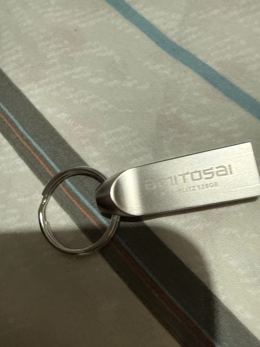 Foto de un cliente del Pendrive 128GB USB 3.0 metálico con llavero MTS-BLITZ128GB